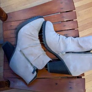 White Mountain ankle boot